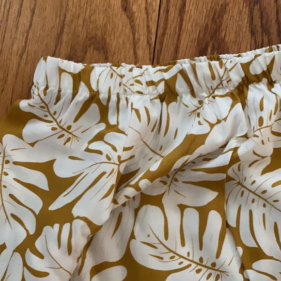 Leaf off the shoulder top NWOT - Picture 4 of 5